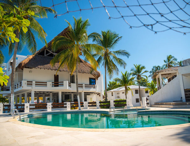 Piscina al aire libre en Hotel Las Palmeras, rodeada de palmeras y ambiente caribeño.